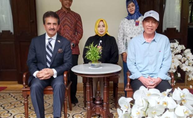 Accompanying Pakistani Ambassador Zahid Hafeez Chaudhri on a visit to the residence of former President Joko Widodo
