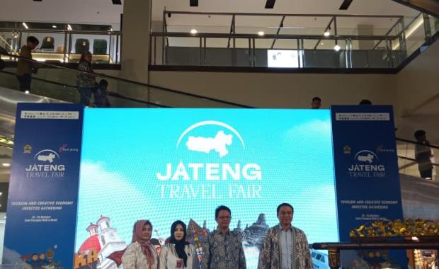 With Director of Fine Arts and Performing Arts, Ministry of Creative Economy Dr Dadam Mahdar